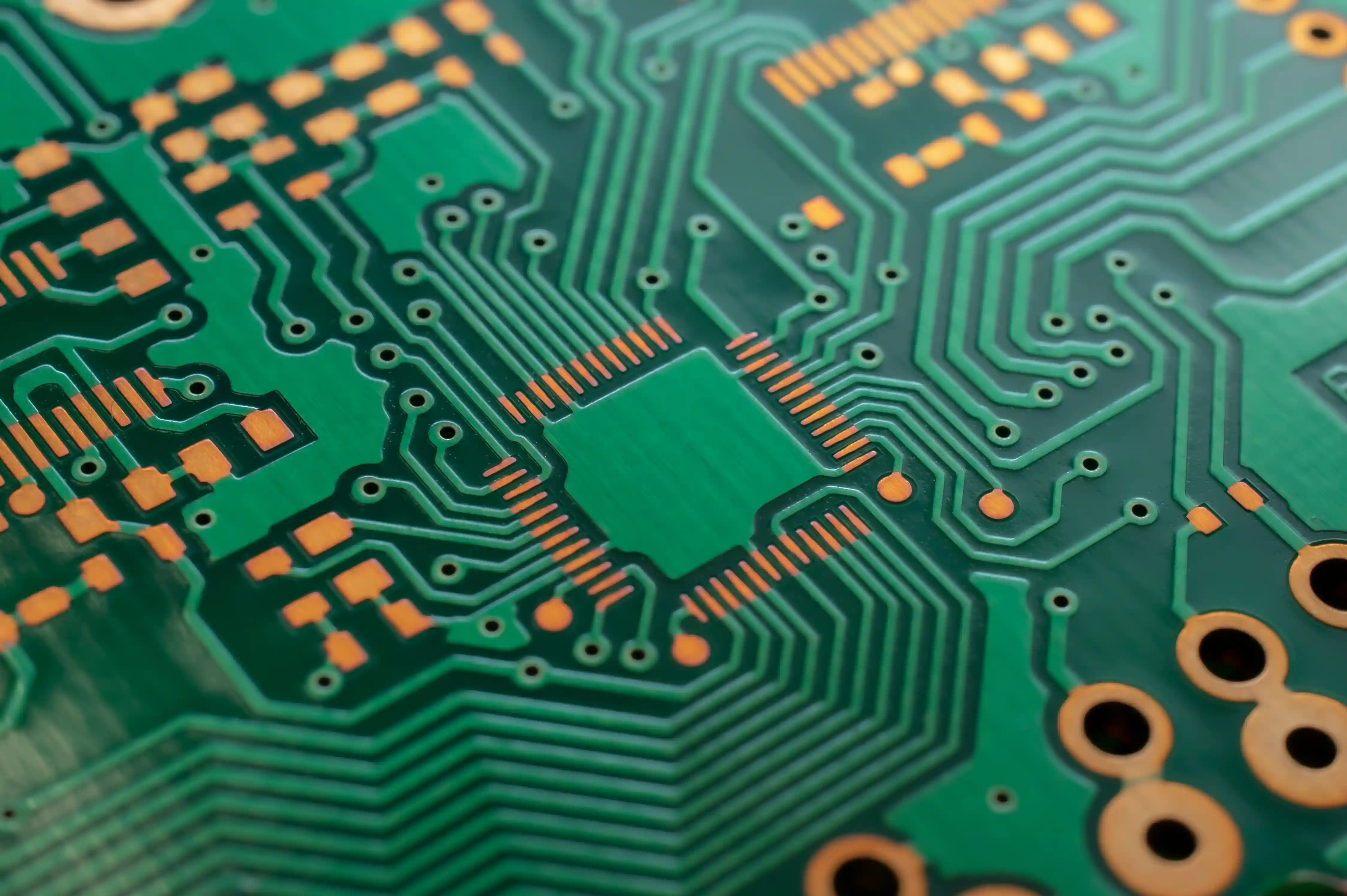 Détail d'un circuit PCB vert avec composants soudés
