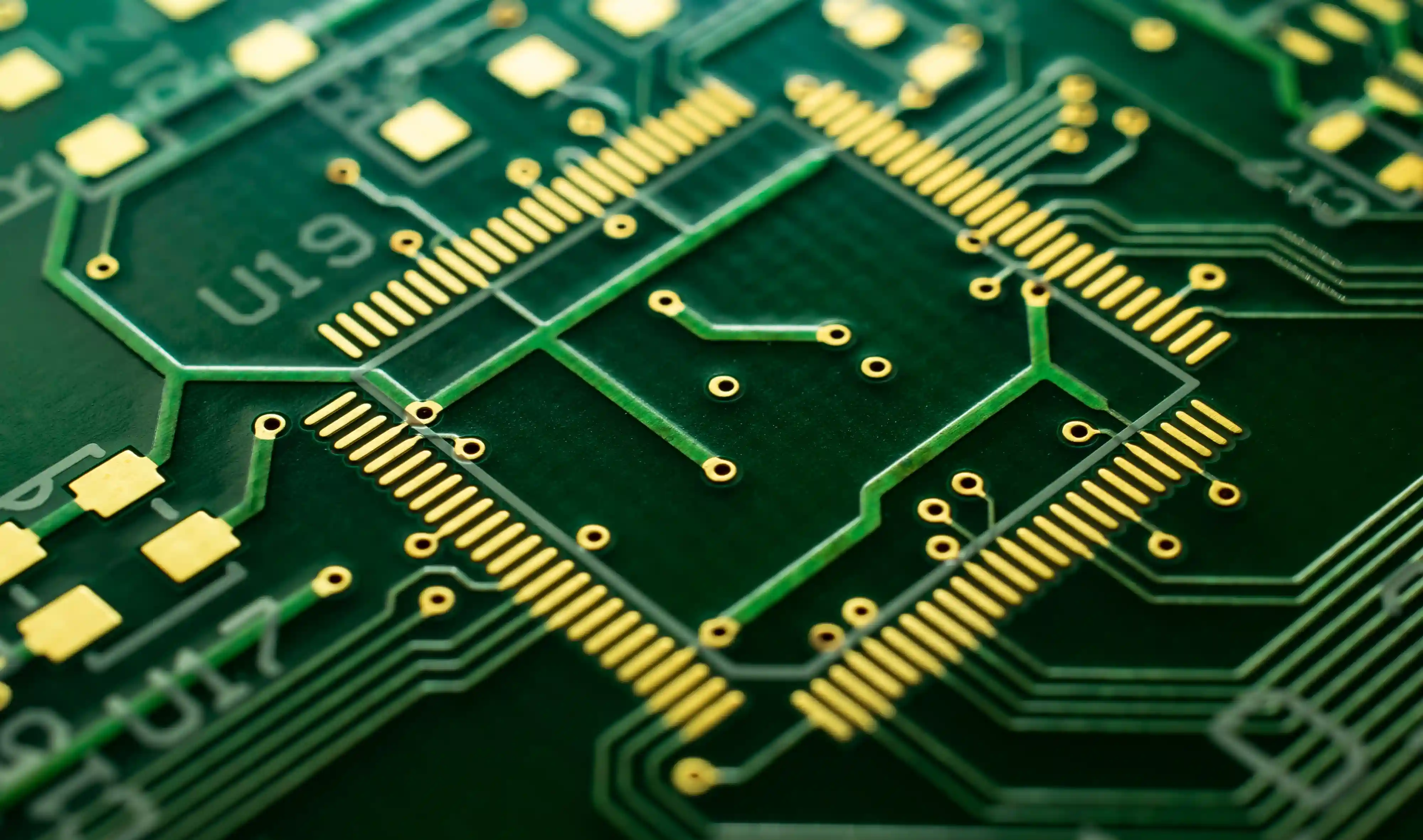 Gros plan circuit PCB - verification DFM largeurs de piste et espacement