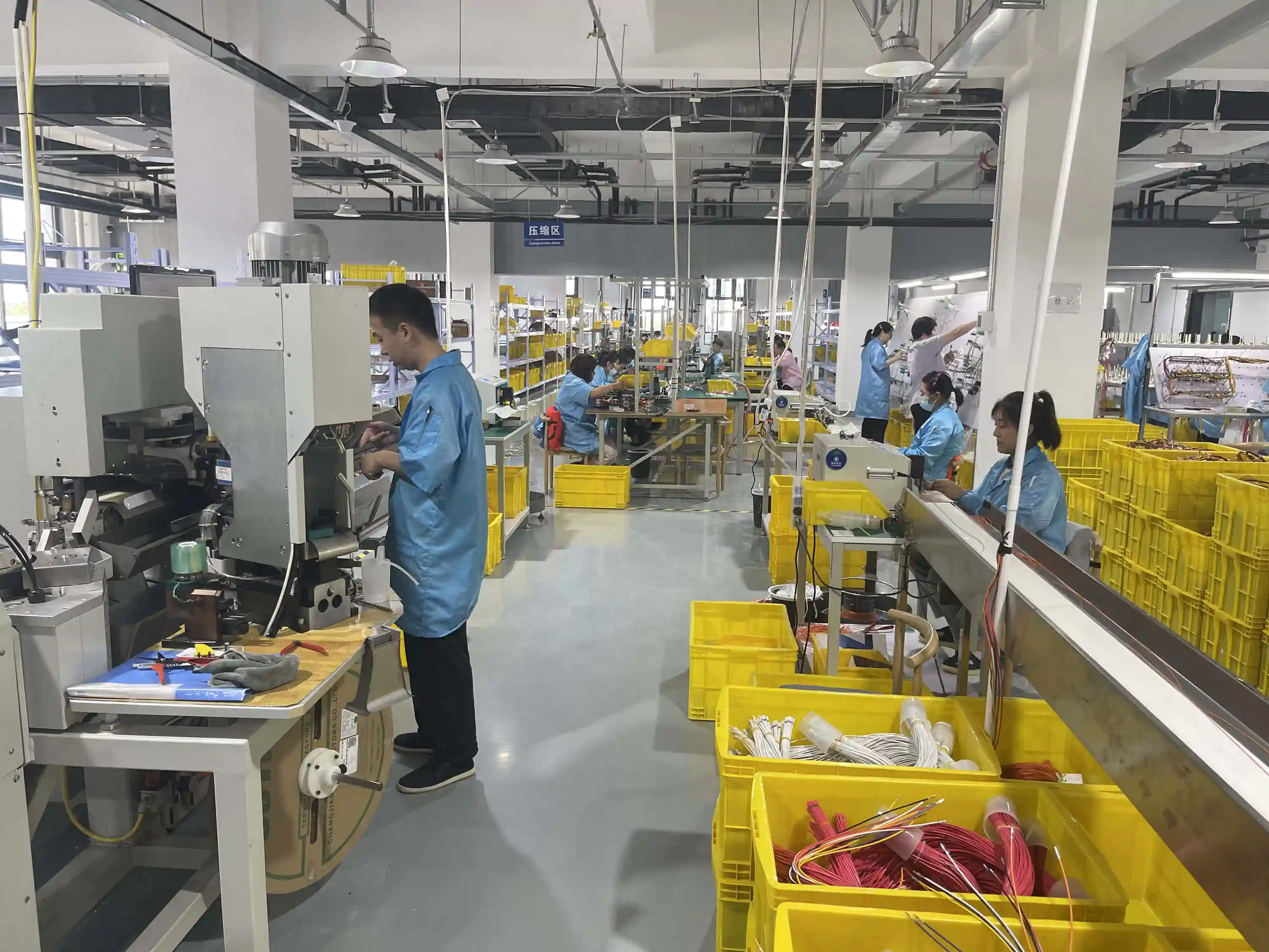Zone de coupe de fils dans une usine de faisceaux de c\u00e2bles avec machines automatiques